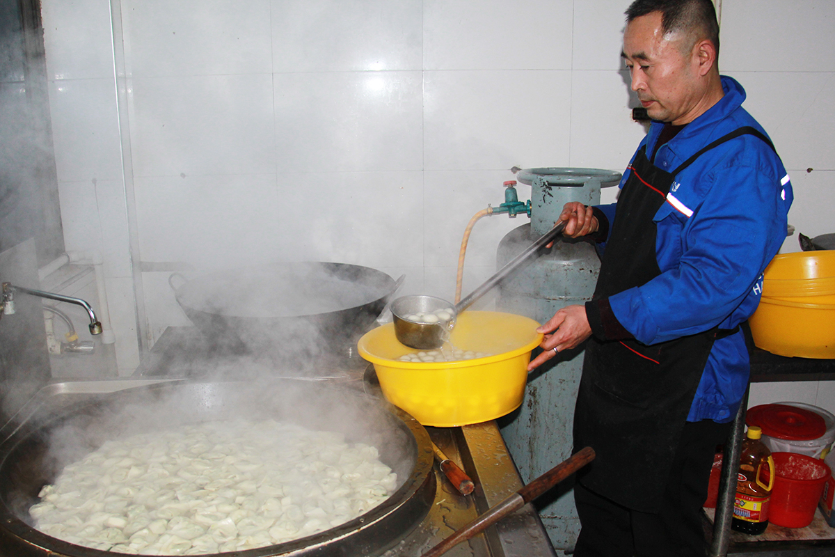 豪家集團(tuán)大廚煮餃子和湯圓